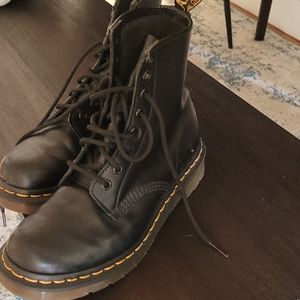1460 smooth leather lace up Dr Marten boots. Barely worn. Excellent condition.